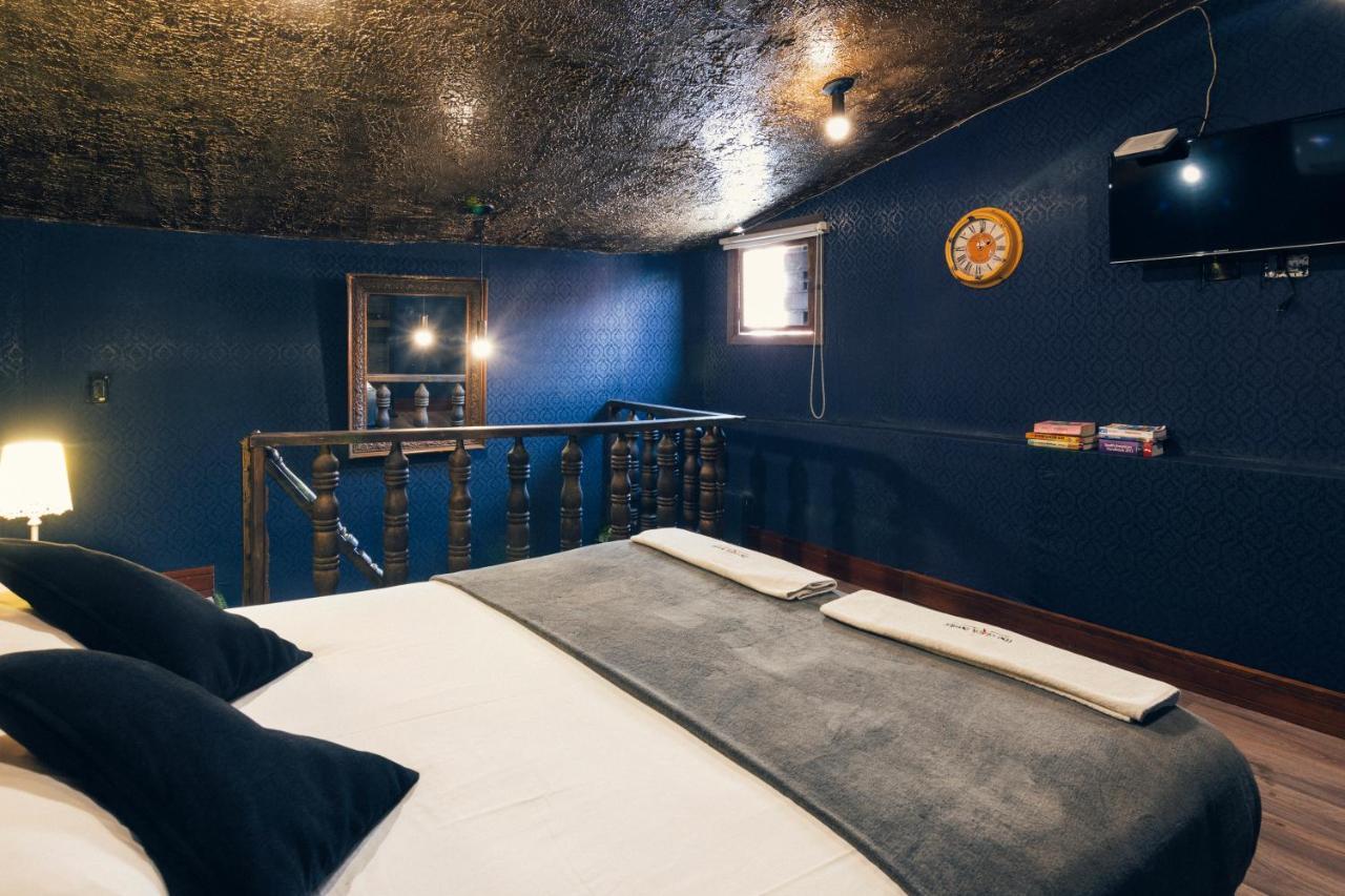 The Clock & Hostal Cartagena